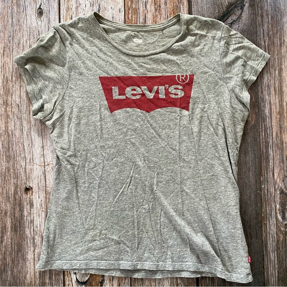 Gray Levi’s graphic tee